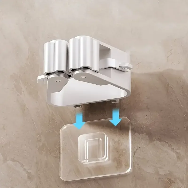 Supports de serpillère installés au mur