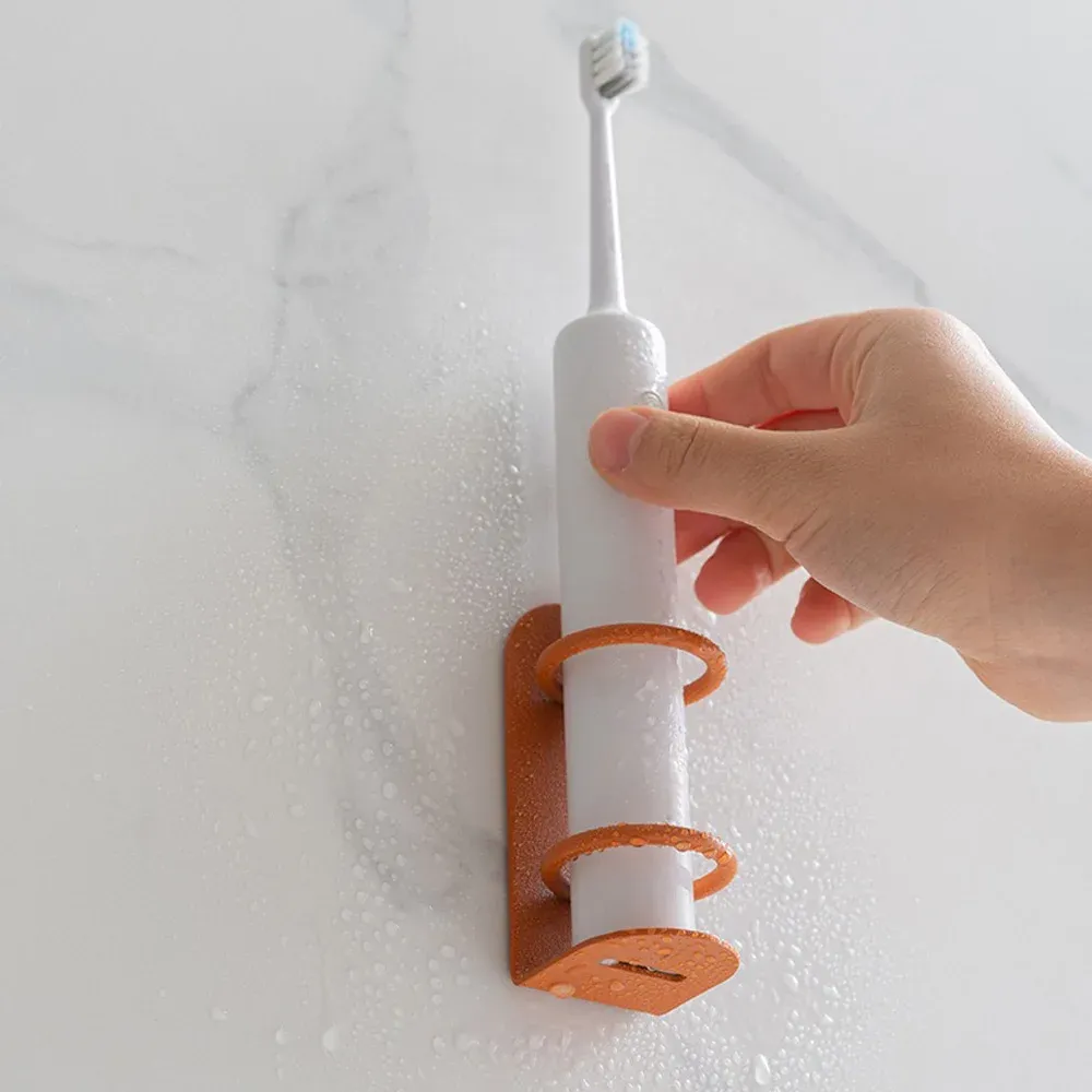 Porte-brosse à dents installé dans une salle de bain