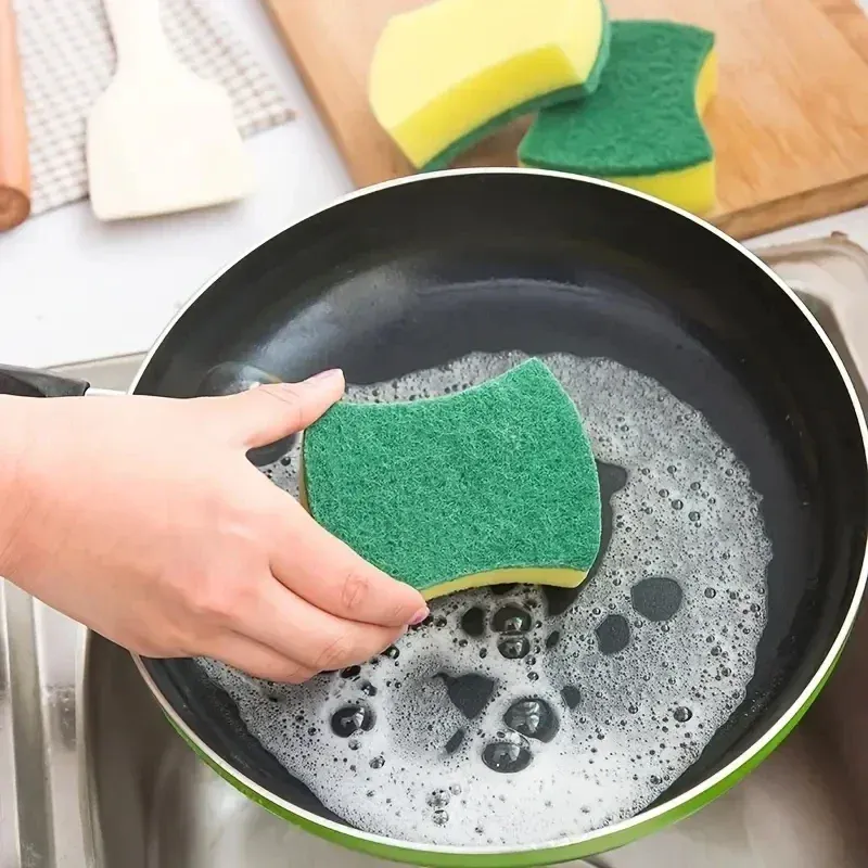 Éponge en situation d'utilisation en cuisine
