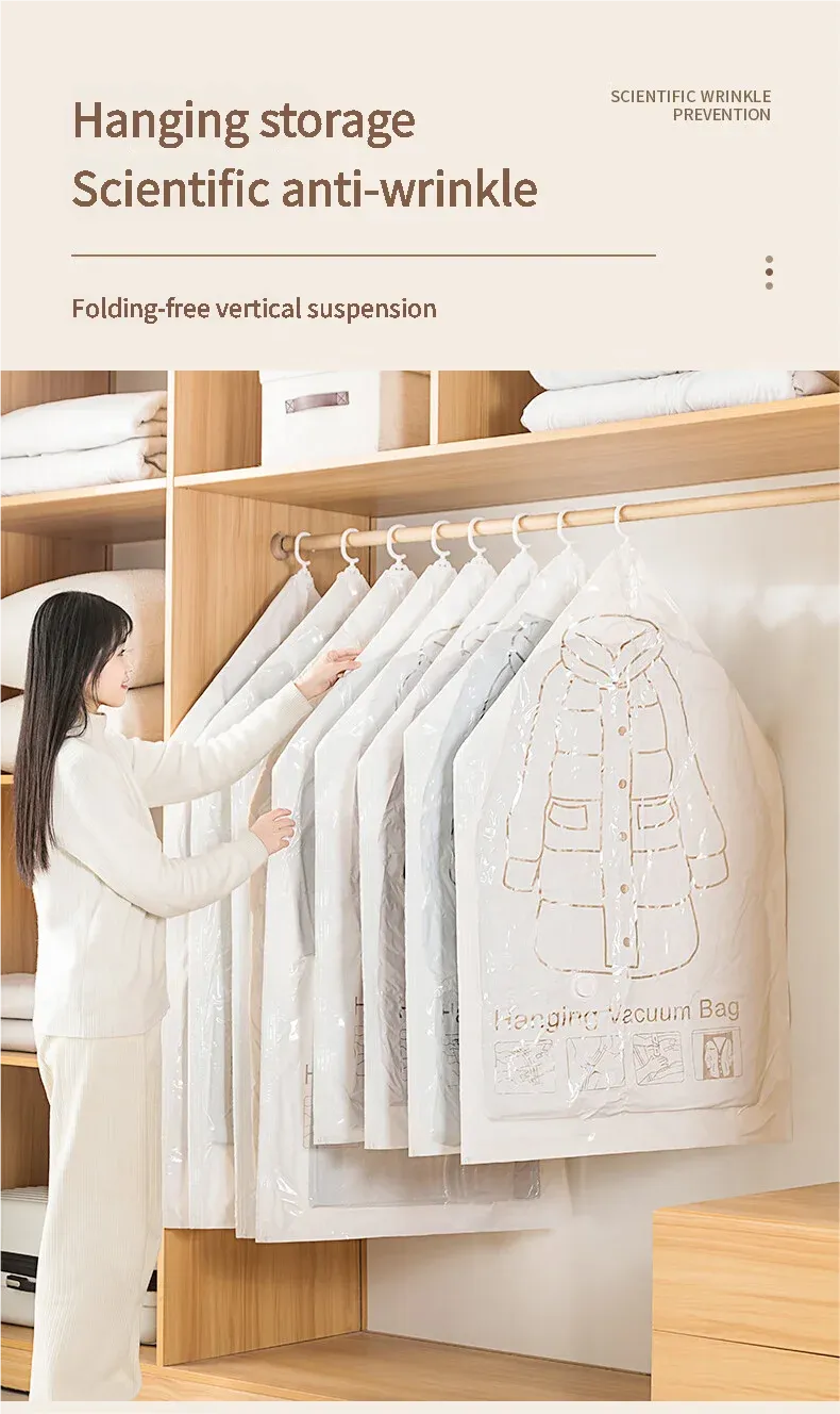 Vêtements rangés dans un sac de compression suspendu