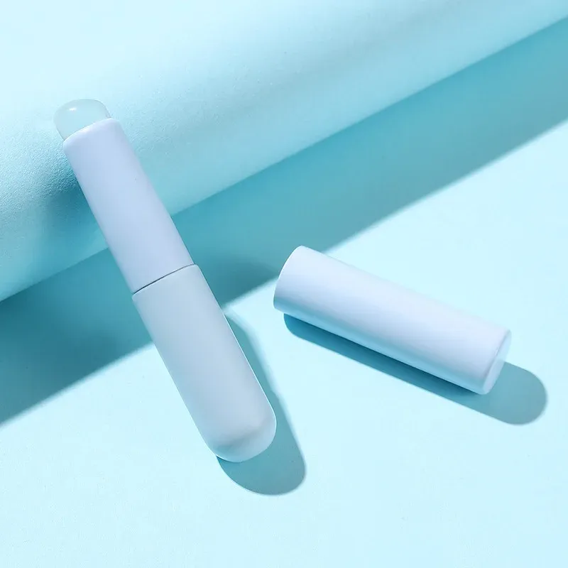 Brosse à lèvres en silicone avec capuchon de protection, tête étroite, adaptée à l'application du rouge à lèvres et du correcteur, sans alcool, manche en bois 2
