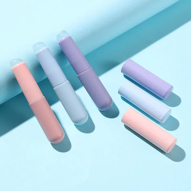 Brosse à lèvres en silicone avec capuchon de protection