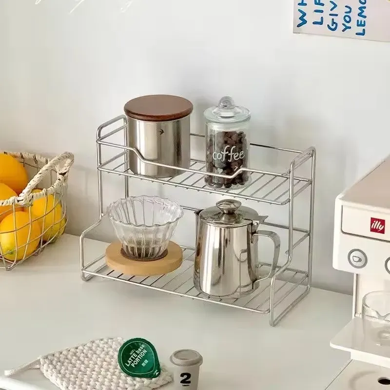 Panier de rangement installé sur un comptoir
