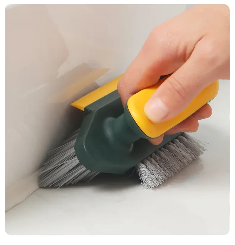 Brosse en action sur une surface carrelée