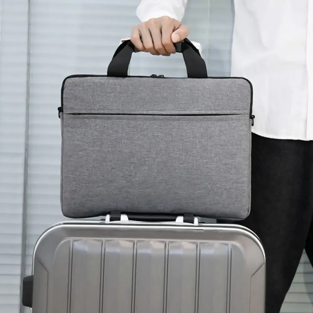Intérieur en velours doux du sac pour ordinateur portable
