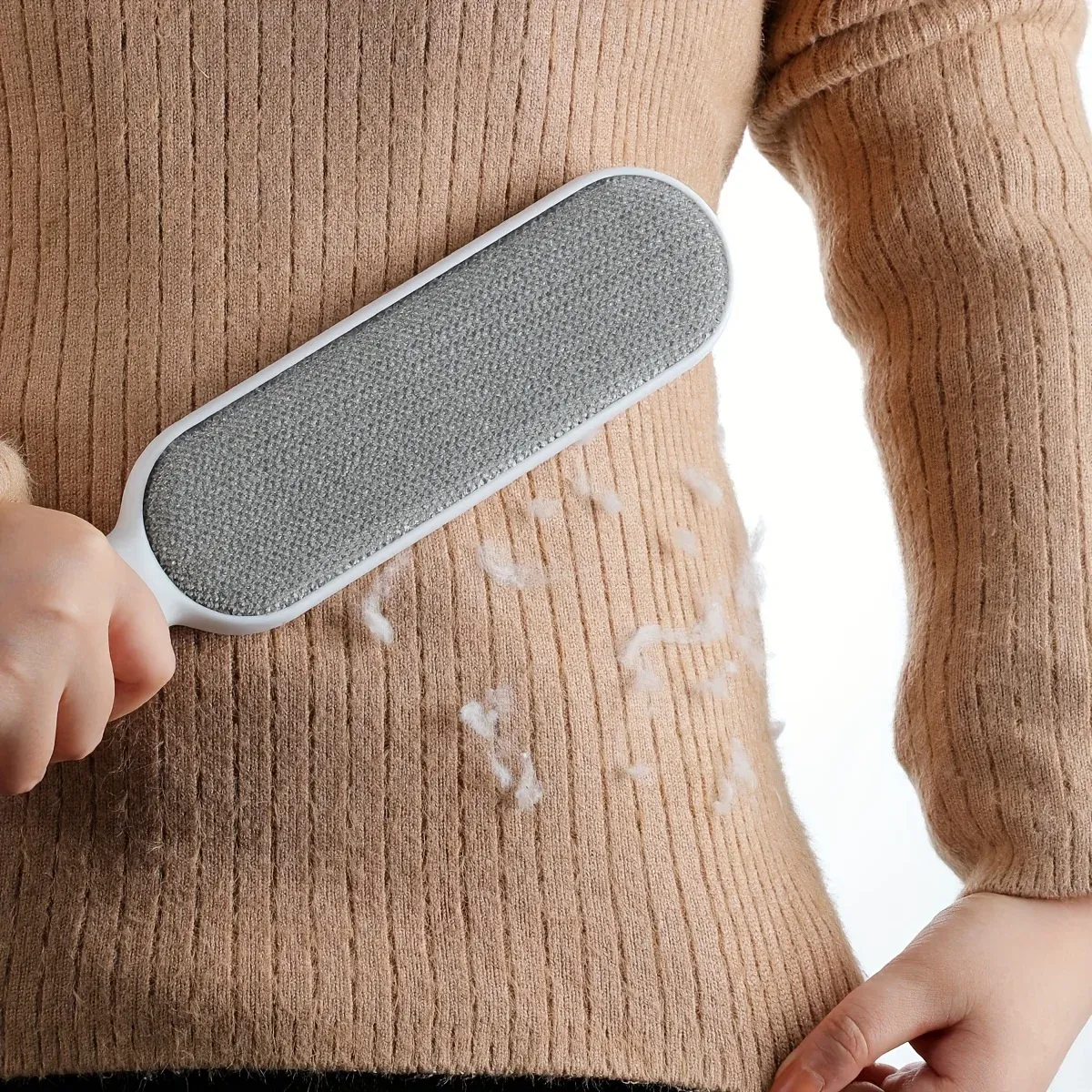 Brosse anti-peluches réutilisable double face : outil de nettoyage pour tapis, vêtements, canapés, meubles et literie 3