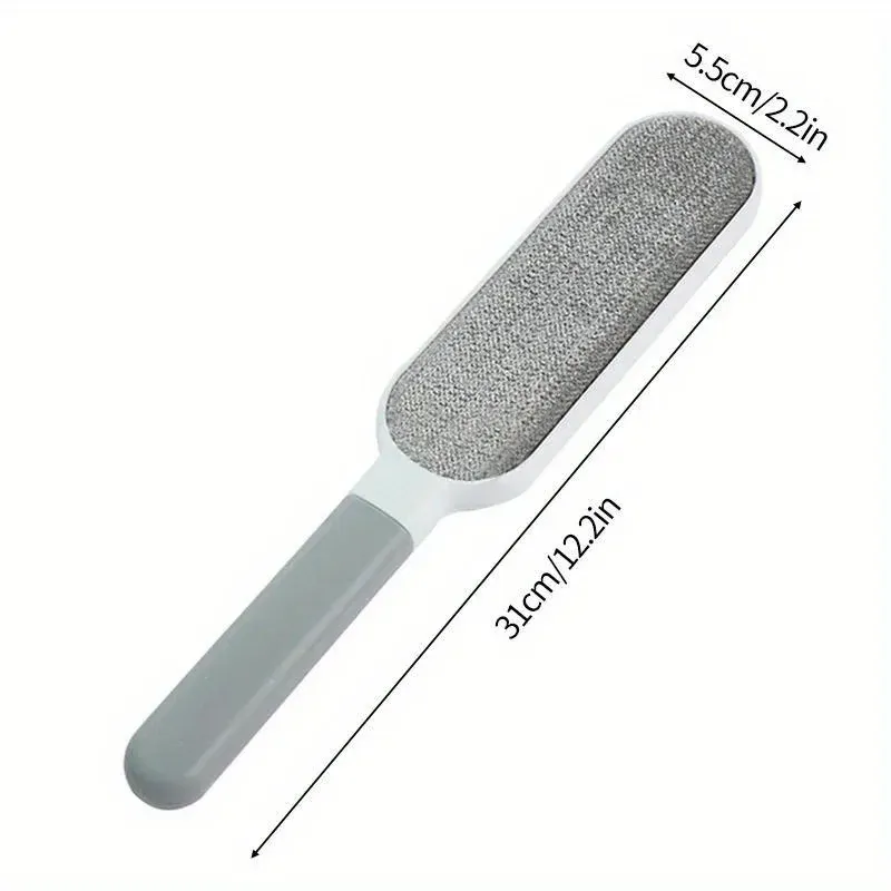 Brosse à peluches en situation d'utilisation sur un canapé