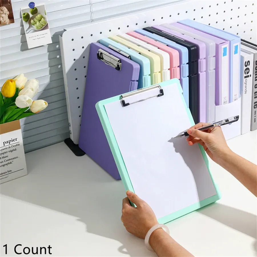 Rangement de documents sur le bureau