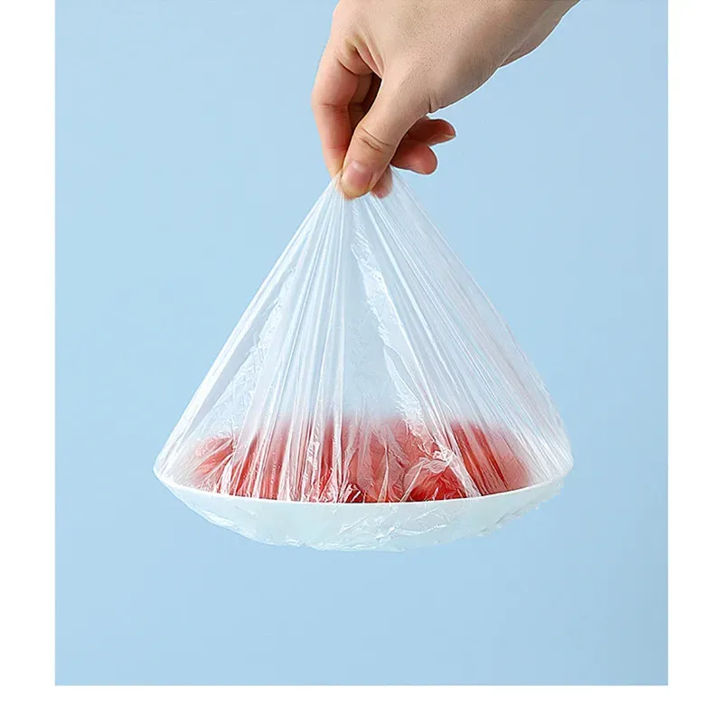 Couvercle élastique sur un plat