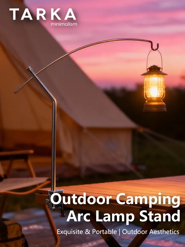 Support de lanterne TARKA en situation sur une table de camping