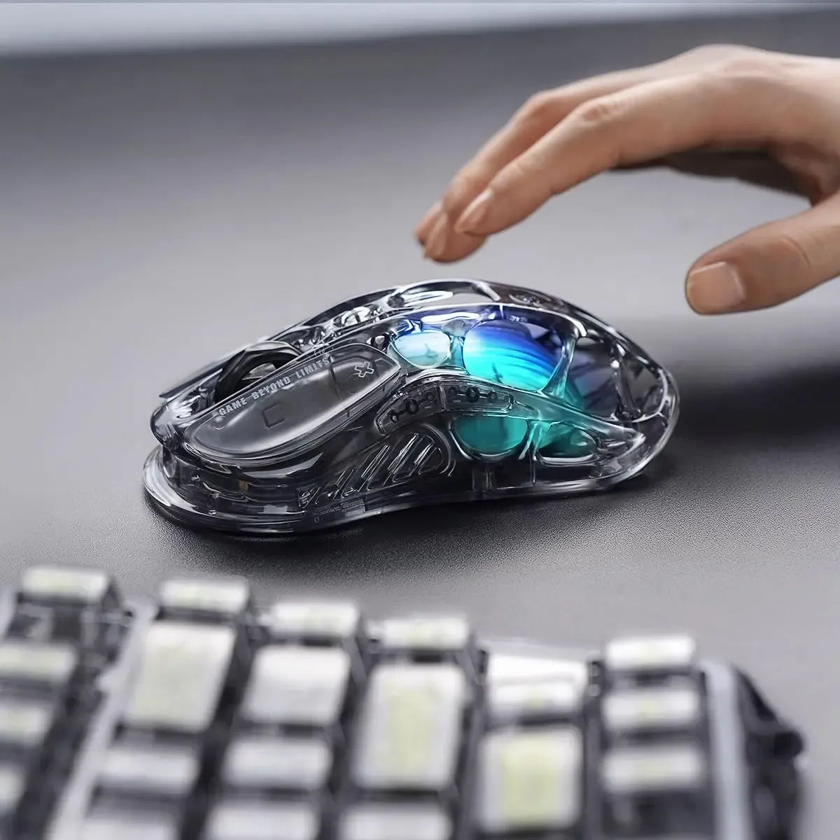 Souris de jeu sans fil GravaStar Mercury M2 – Conception légère évidée, 5 DPI programmables, 26 000 DPI, capteur PAW3395DM 6