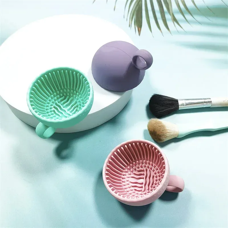 Nettoyeur de pinceaux de maquillage en utilisation