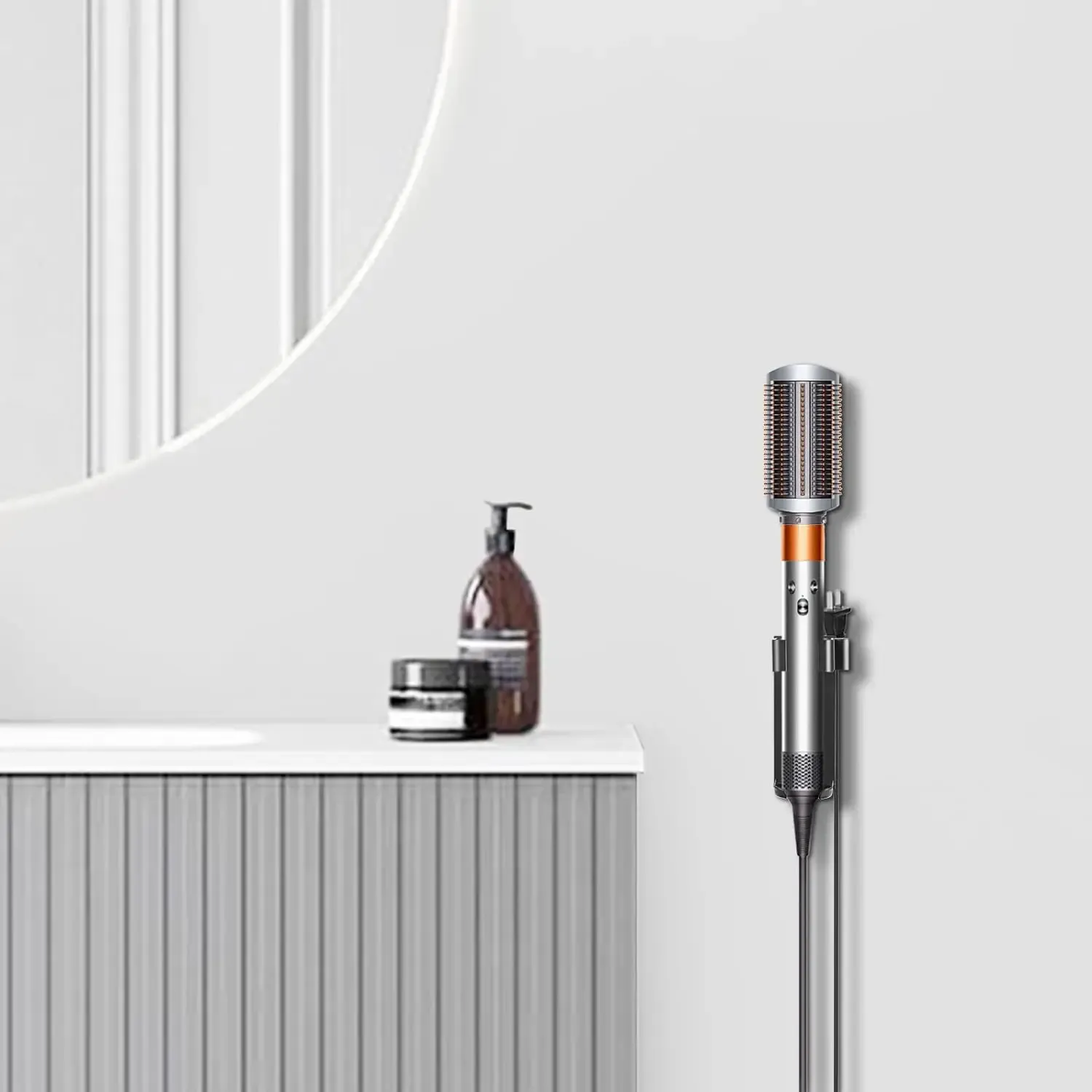 Support mural en aluminium pour Dyson Airwrap en situation