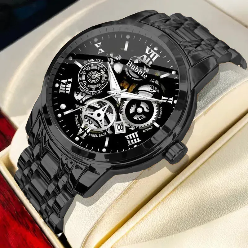 Gros plan sur le bracelet et le boîtier de la montre UTHAI