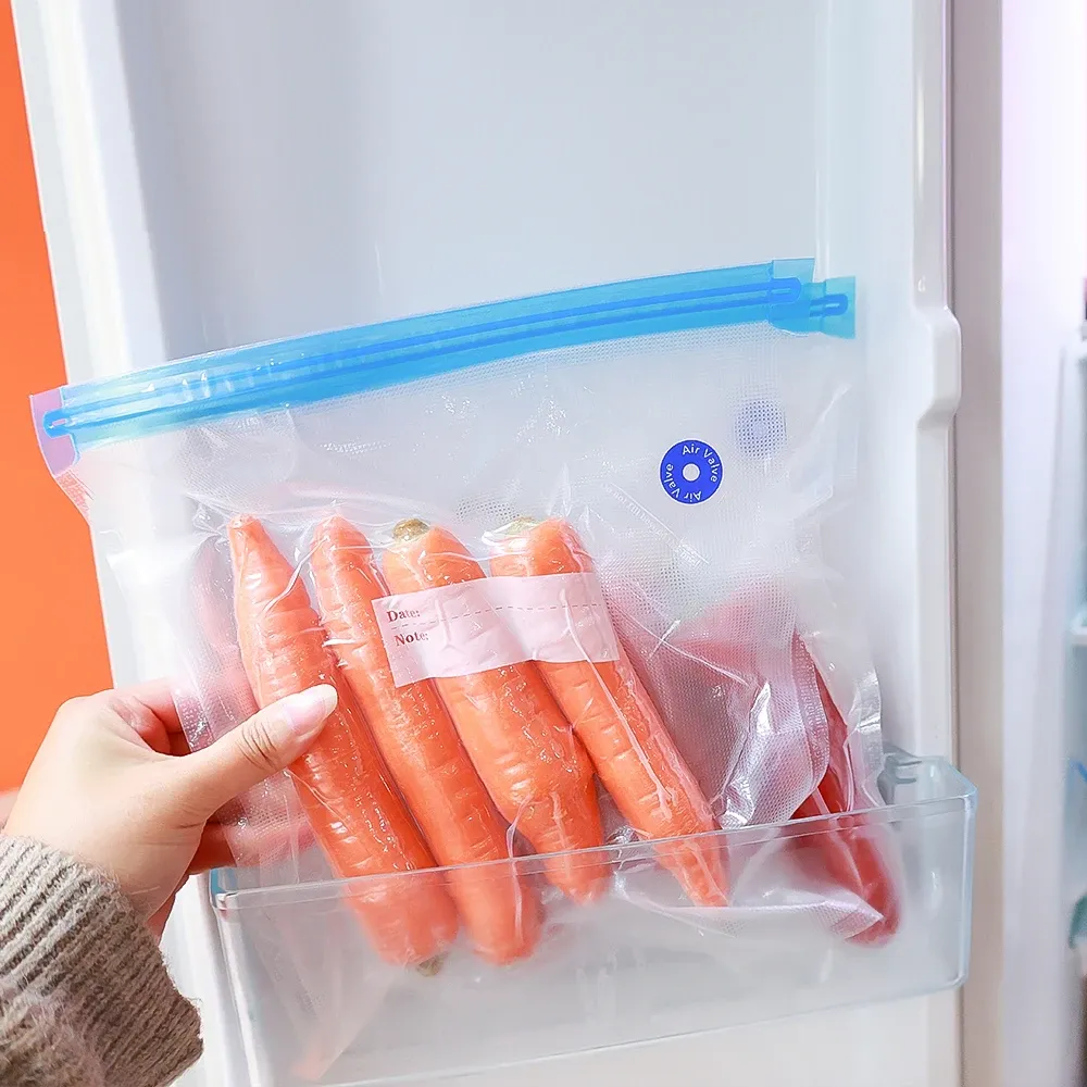 Sacs sous vide transparents remplis d'aliments