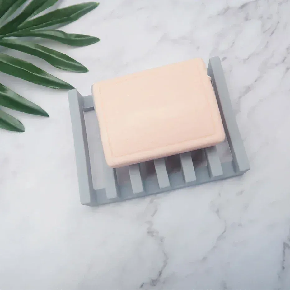 Porte-savon en silicone dans une salle de bain