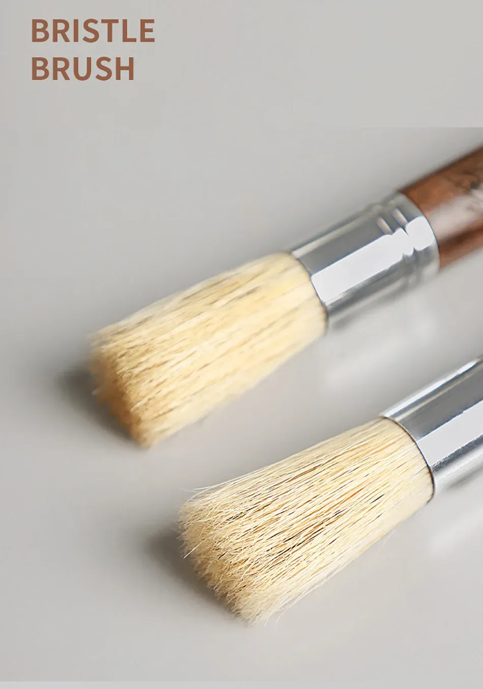 Brosse de nettoyage barista en situation d'utilisation