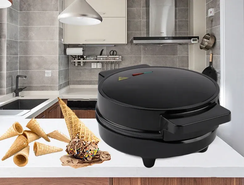 Préparation d'une crêpe dorée avec la machine