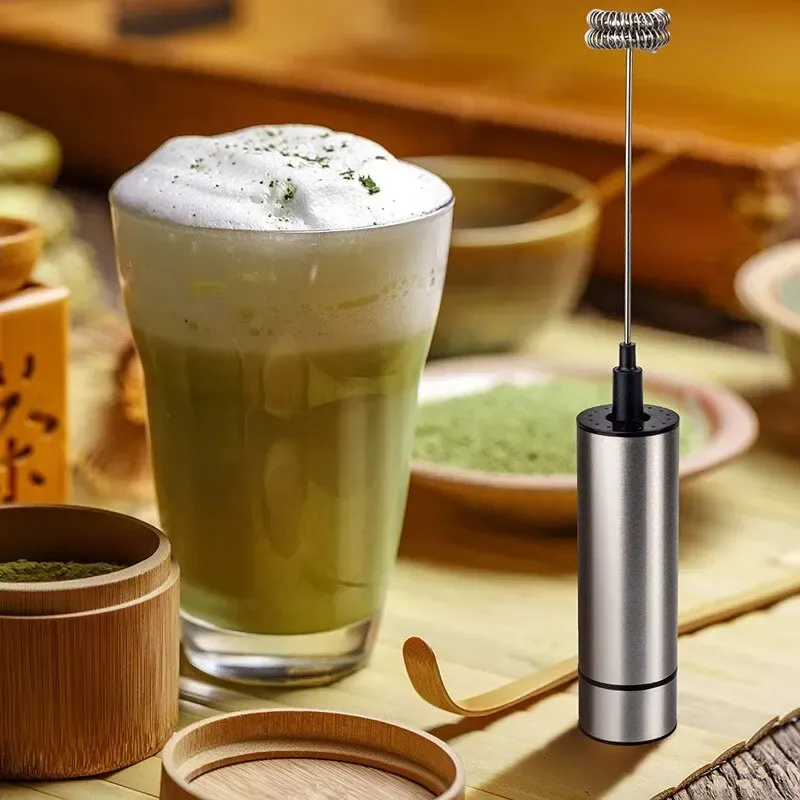 Mousseur à lait électrique, prise en main