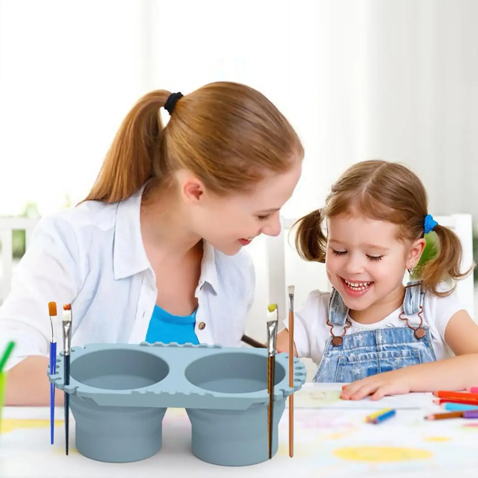 Gobelet pliable pour pinceaux, mise en situation