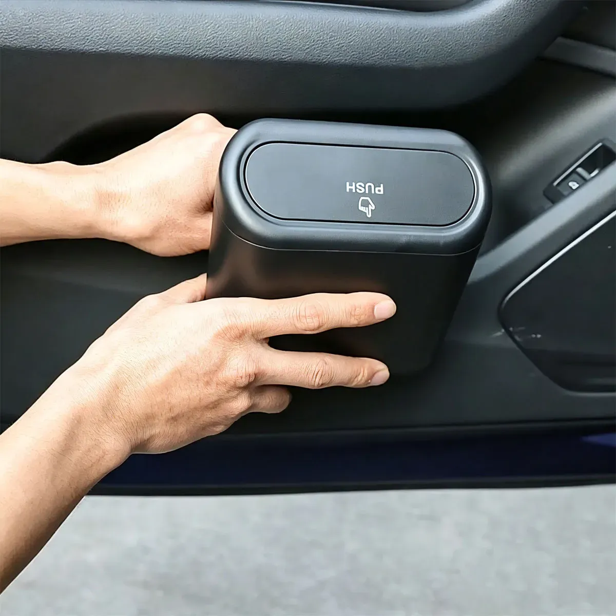 Poubelle de voiture en situation dans l'habitacle