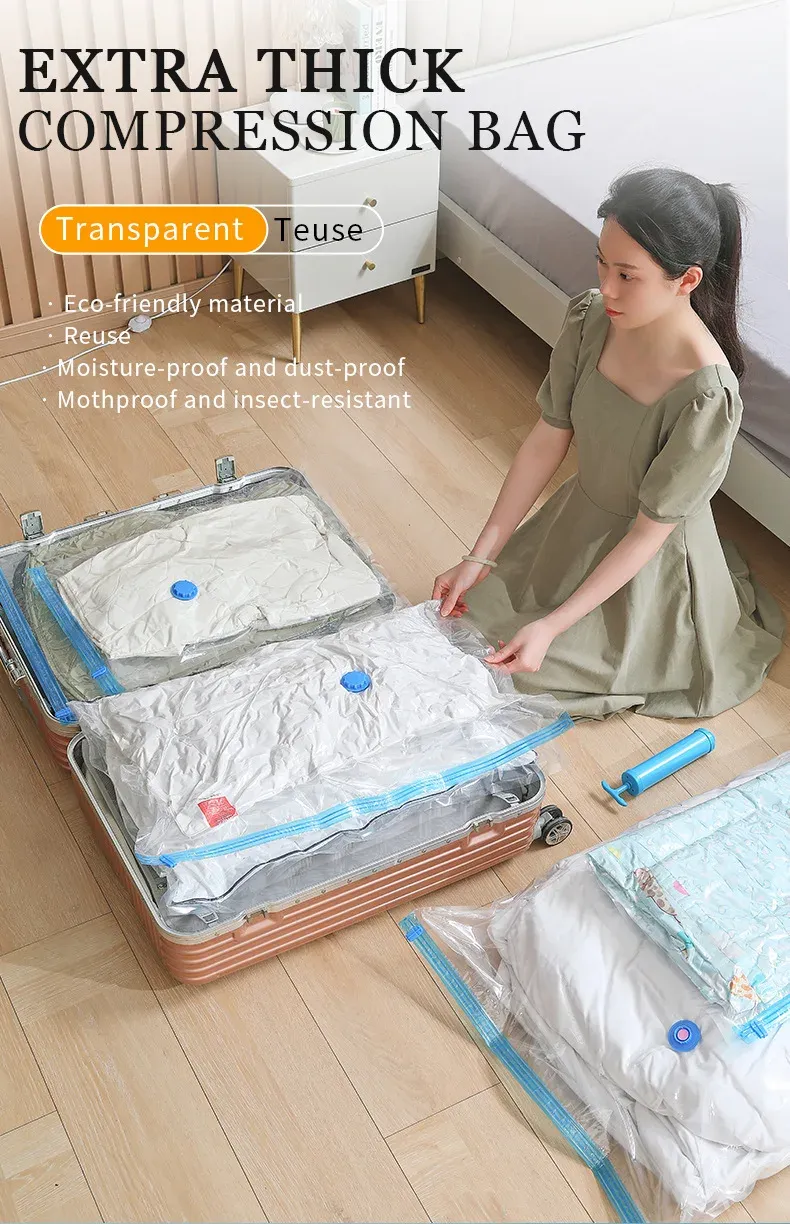 Vêtements rangés dans un sac sous vide transparent