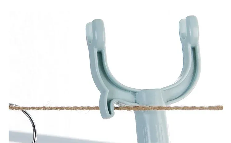 Porte-vêtements de balcon replié pour un espace dégagé