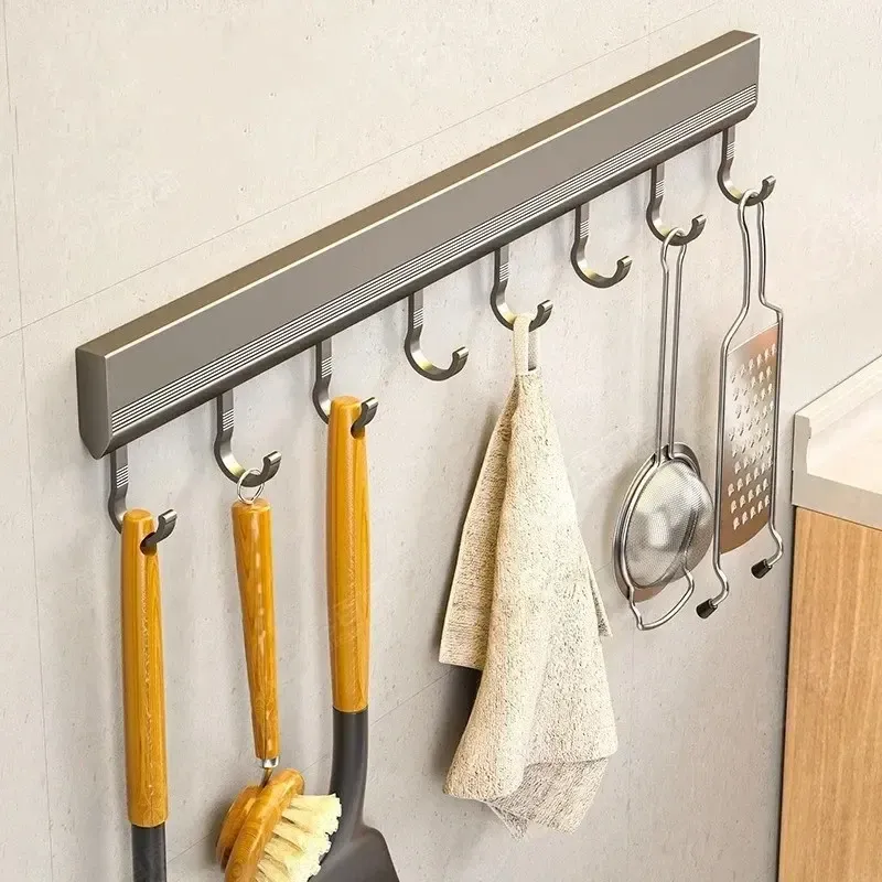 Détail des crochets en caoutchouc du support de cuisine