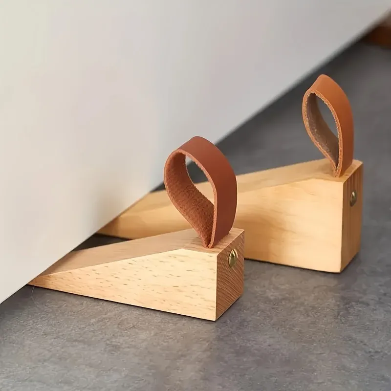 Butoir de porte en bois installé sous une porte