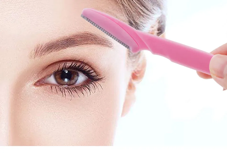 Rasoir de sourcils de précision en situation