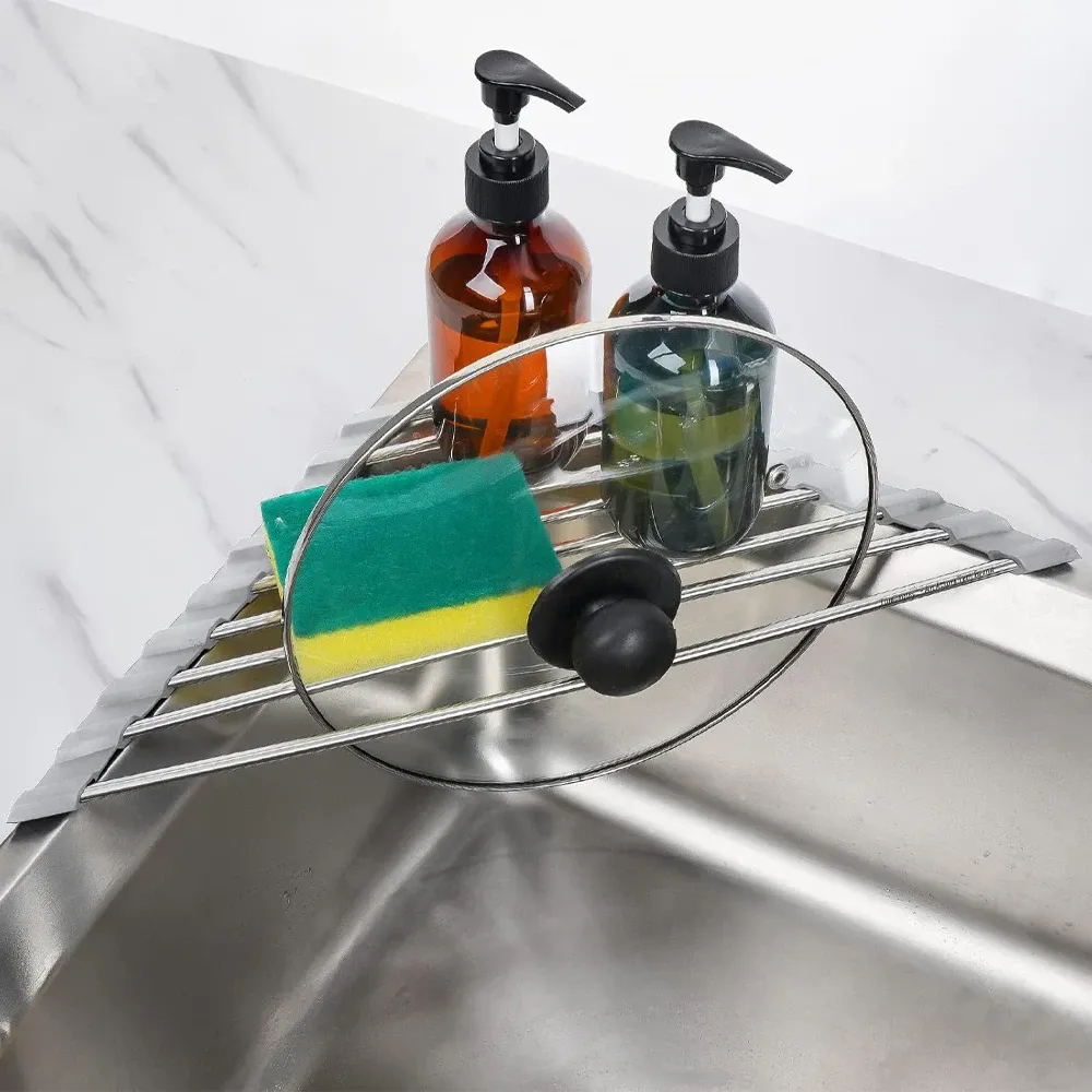 Le title is already in French, so I'll produce a clean, professional version without the spammy keyword stuffing:

Égouttoir triangulaire enroulable pour évier de cuisine avec système de drainage 4