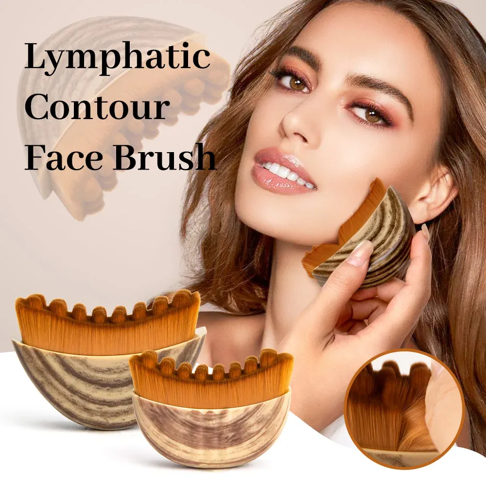 Massage du visage avec la brosse de drainage lymphatique