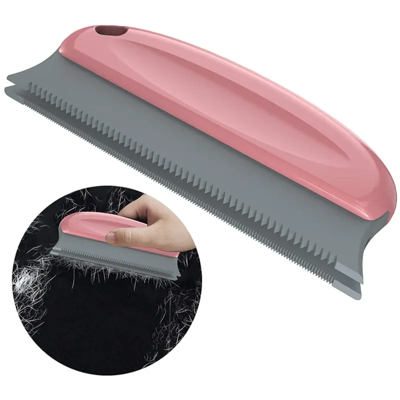 Brosse en action sur un canapé