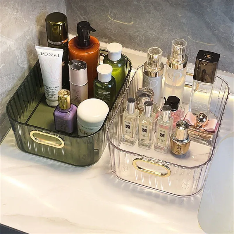 Boîte de rangement remplie de produits de beauté