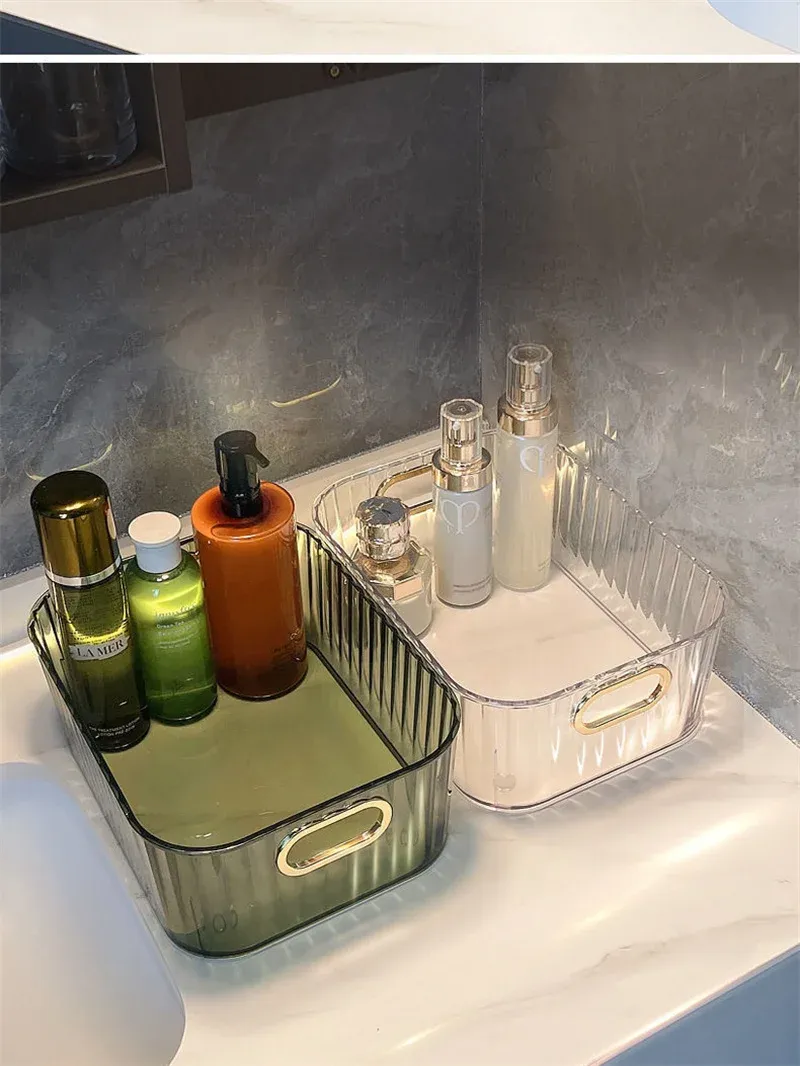 Boîte de rangement avec accessoires du quotidien