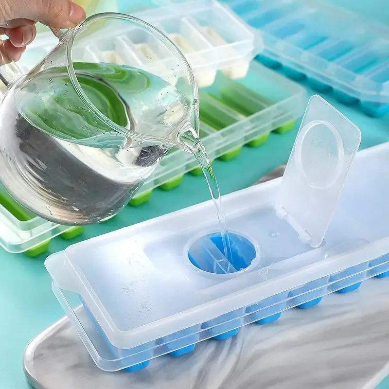 Moule à glaçons longs en silicone en situation d'utilisation