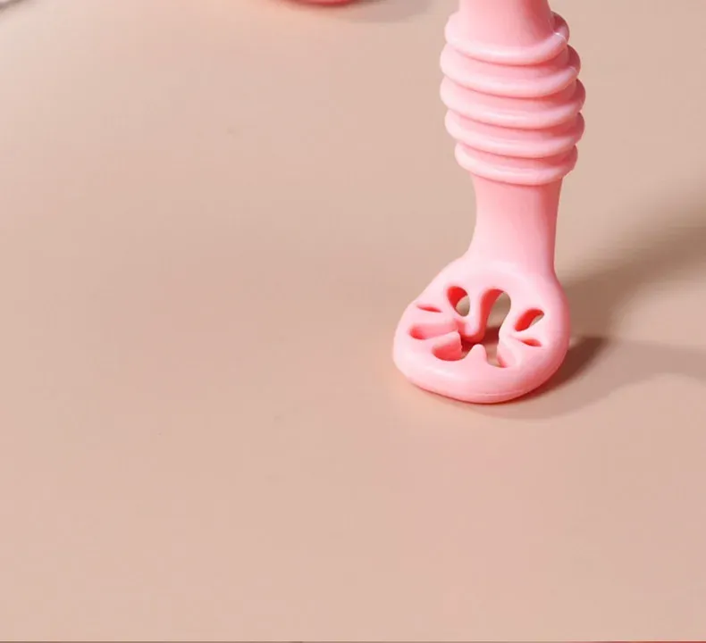 Ensemble cuillère et fourchette pour bébé, détail
