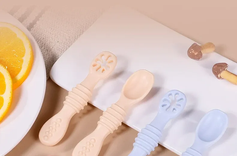 Cuillère et fourchette pour enfants en situation de repas