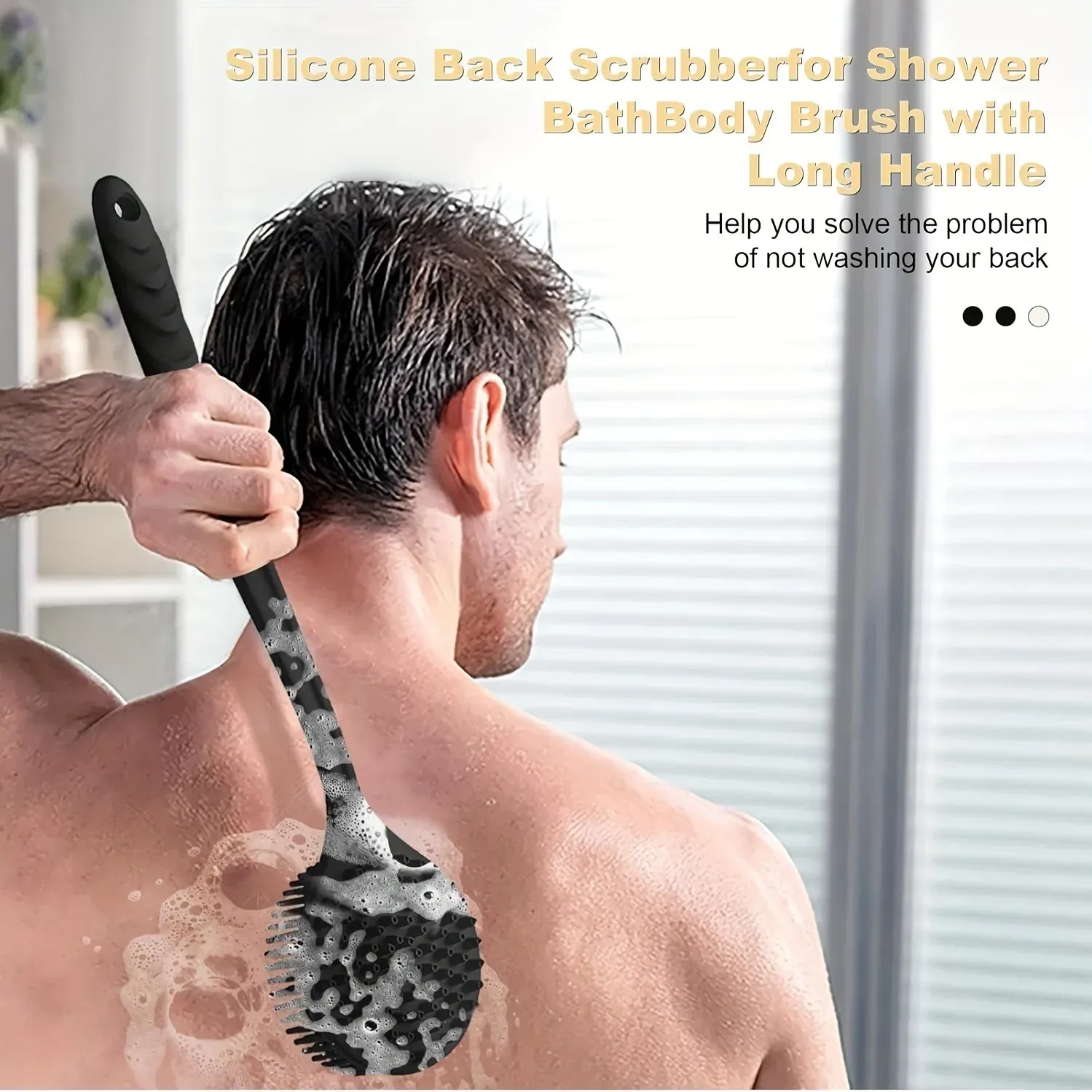 Utilisation de la brosse de douche sur le dos