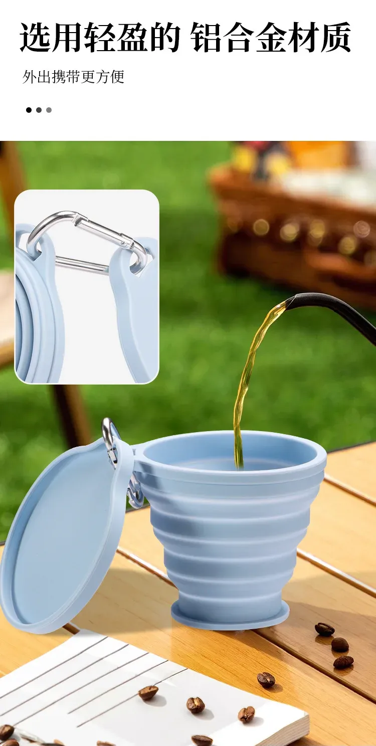 Tasse pliante en silicone en situation d'utilisation