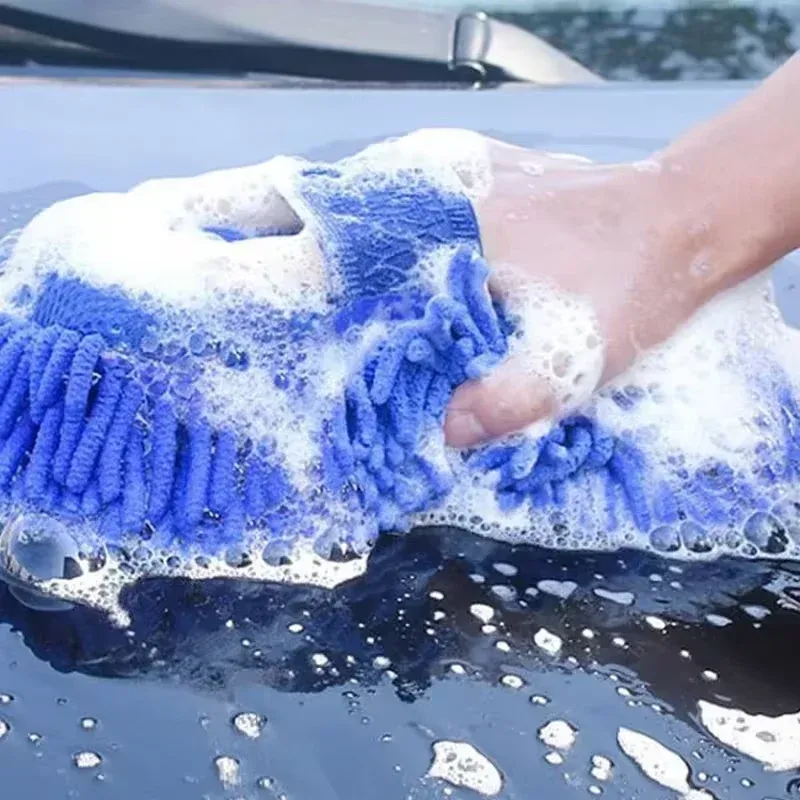 Entretien automobile avec microfibre