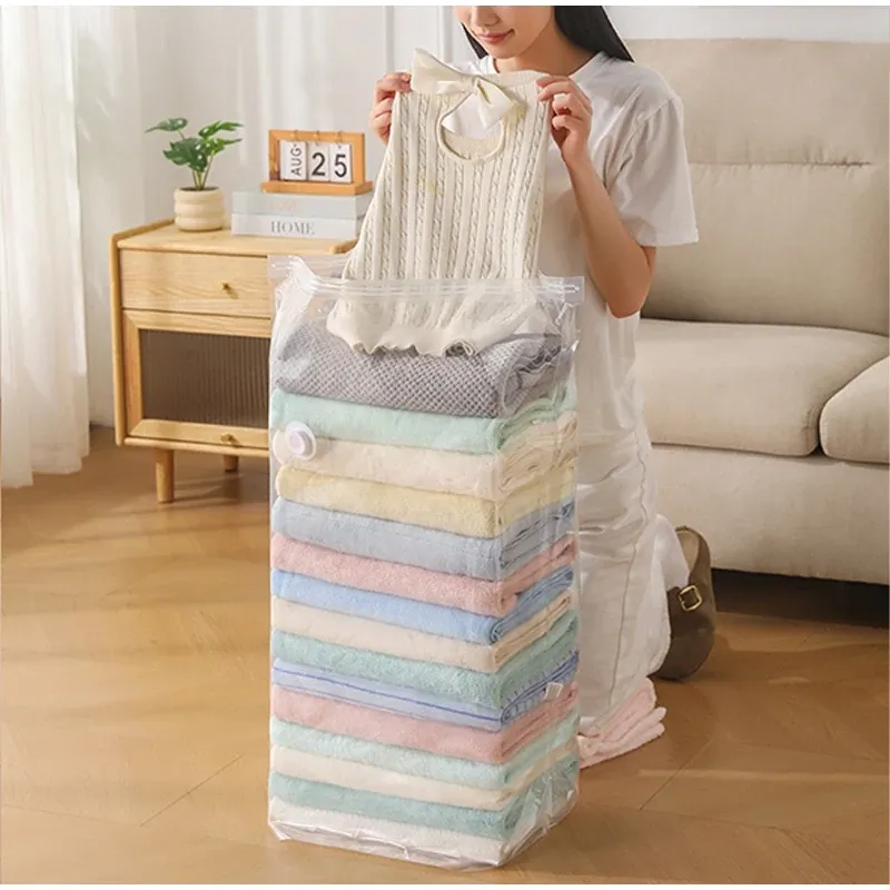 Sacs de rangement sous vide sur étagère