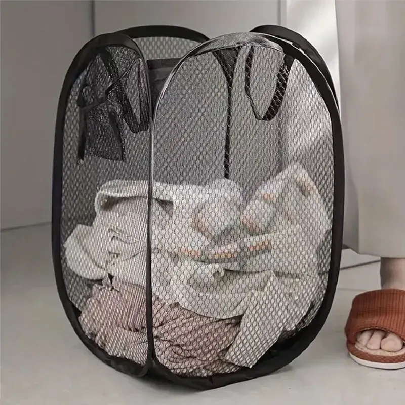 Panier à linge pop-up en maille dans un intérieur moderne