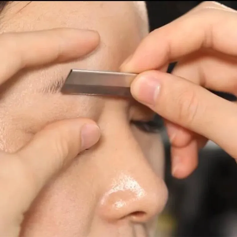 Détail du design compact de l'outil de modelage des sourcils