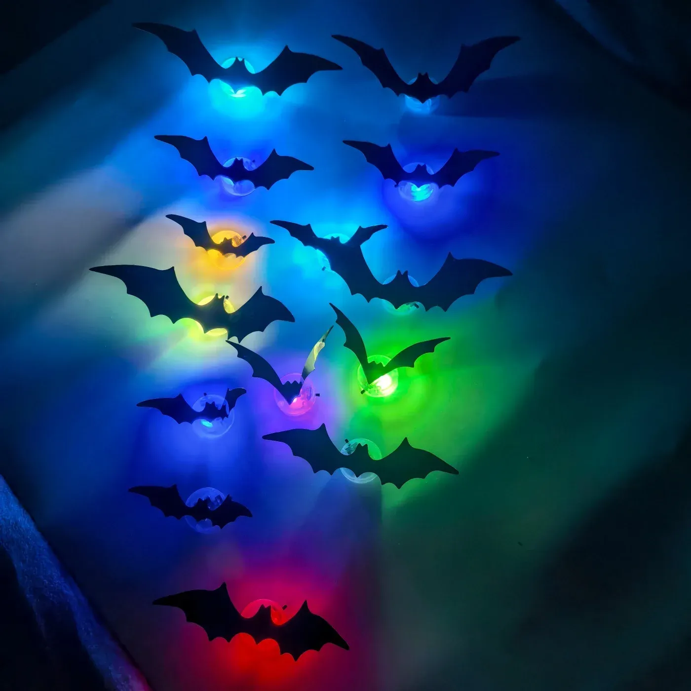 Autocollants chauve-souris phosphorescents dans une pièce sombre