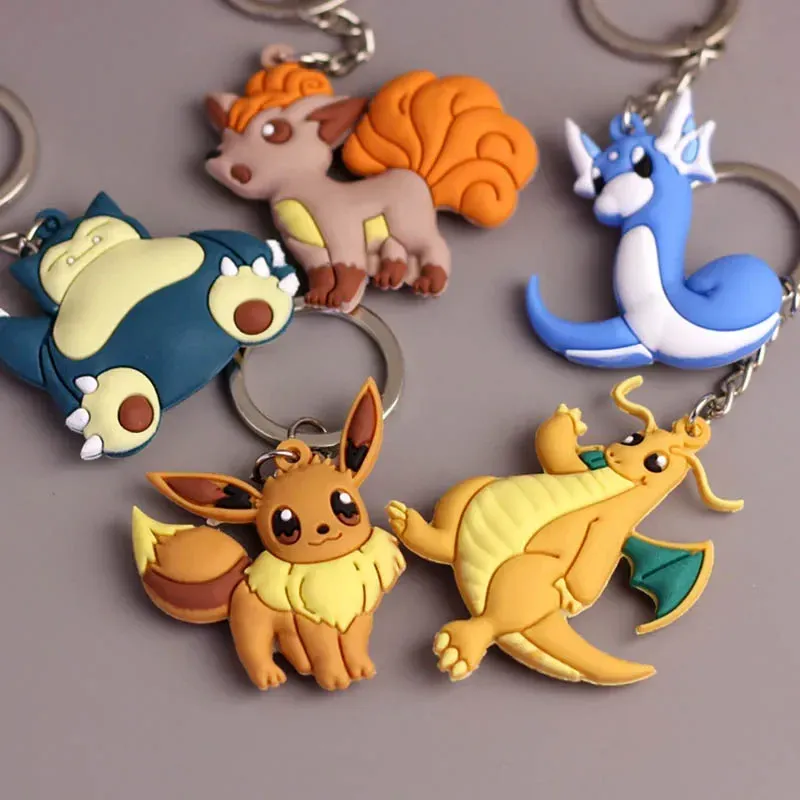 Porte-clés figurine anime kawaii, ambiance lifestyle