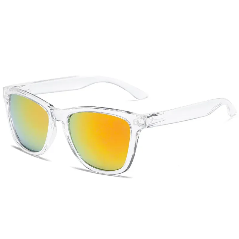Lunettes de soleil rétro, look complet