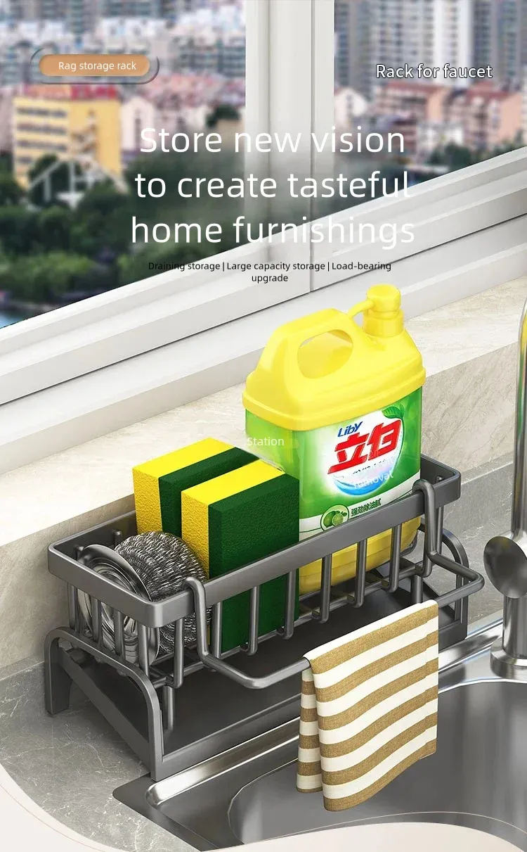 Étagère d'épices de cuisine installée au-dessus de l'évier