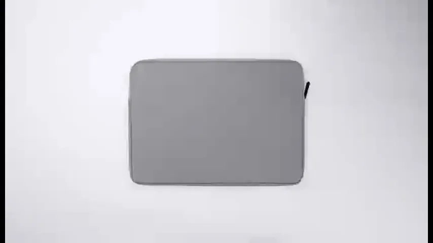 Housse de protection étanche pour ordinateur portable en situation d'utilisation