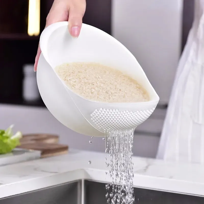 Passoire à riz en plastique en situation d'utilisation dans l'évier
